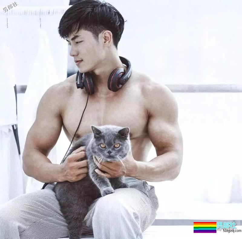 趬臀筋肉私教曾拍过超nice写真，这大胸肌腱子肉我给满分！ - 51虹马