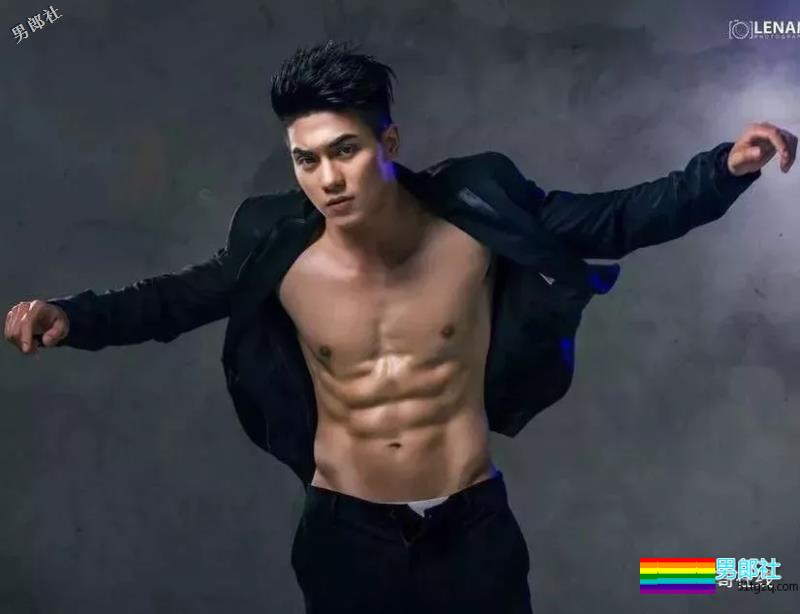 趬臀筋肉私教曾拍过超nice写真，这大胸肌腱子肉我给满分！ - 51虹马