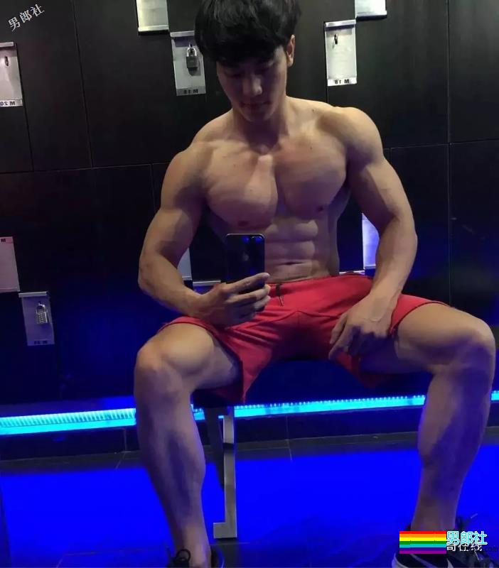 趬臀筋肉私教曾拍过超nice写真，这大胸肌腱子肉我给满分！ - 51虹马