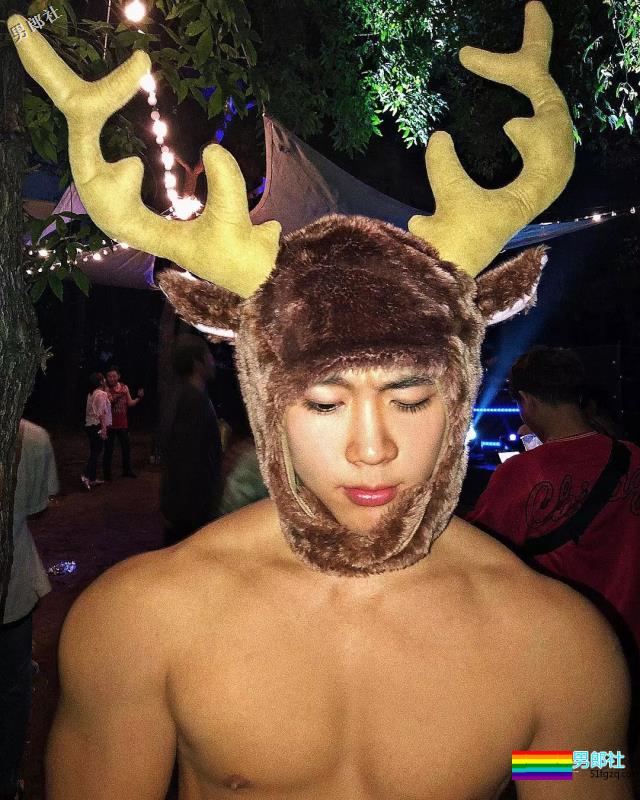 大胸肌叮当猫扒到了，在线晒翘臀，私底下太Sexxxxxy！ - 51虹马