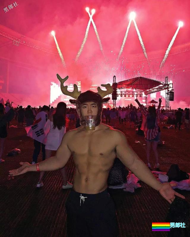 大胸肌叮当猫扒到了，在线晒翘臀，私底下太Sexxxxxy！ - 51虹马