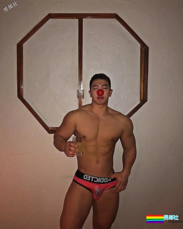 大胸肌叮当猫扒到了，在线晒翘臀，私底下太Sexxxxxy！ - 51虹马