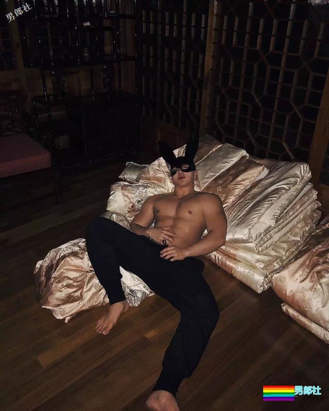 大胸肌叮当猫扒到了，在线晒翘臀，私底下太Sexxxxxy！ - 51虹马