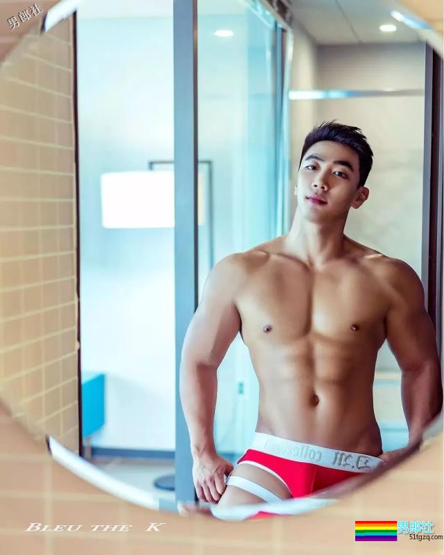 大胸肌叮当猫扒到了，在线晒翘臀，私底下太Sexxxxxy！ - 51虹马