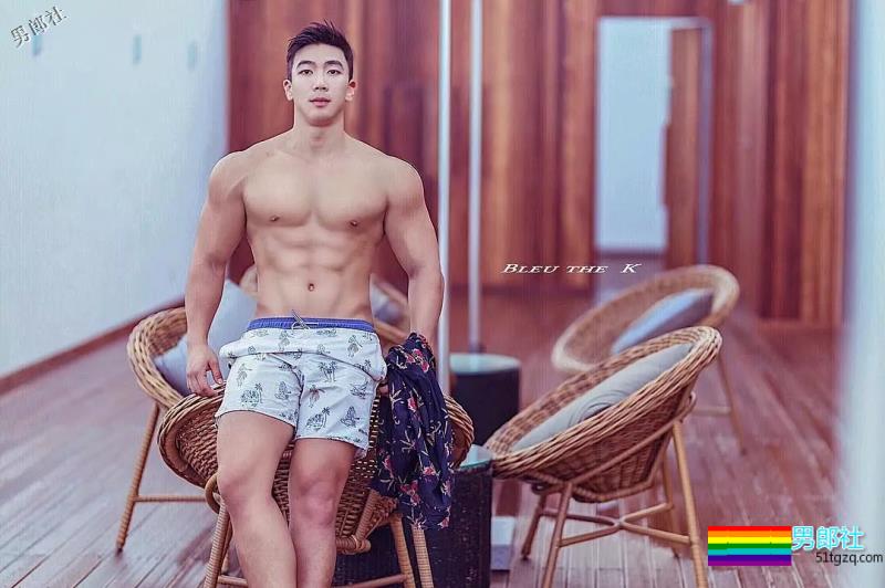 大胸肌叮当猫扒到了，在线晒翘臀，私底下太Sexxxxxy！ - 51虹马