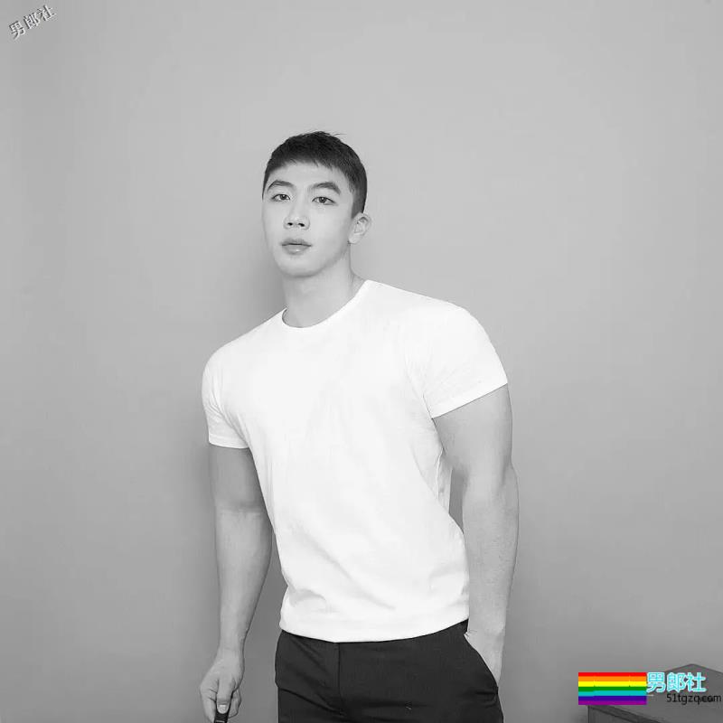 大胸肌叮当猫扒到了，在线晒翘臀，私底下太Sexxxxxy！ - 51虹马