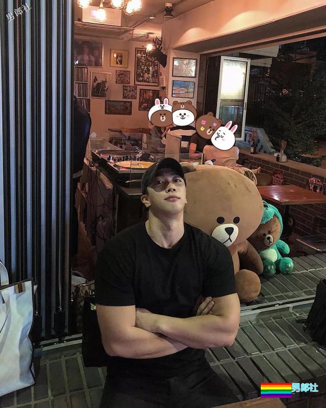 大胸肌叮当猫扒到了，在线晒翘臀，私底下太Sexxxxxy！ - 51虹马