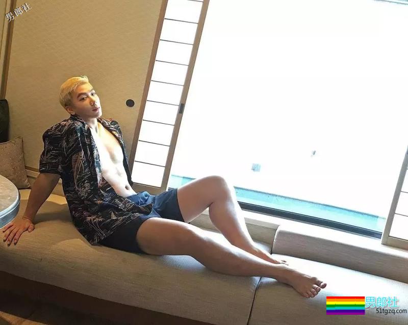 大胸肌叮当猫扒到了，在线晒翘臀，私底下太Sexxxxxy！ - 51虹马