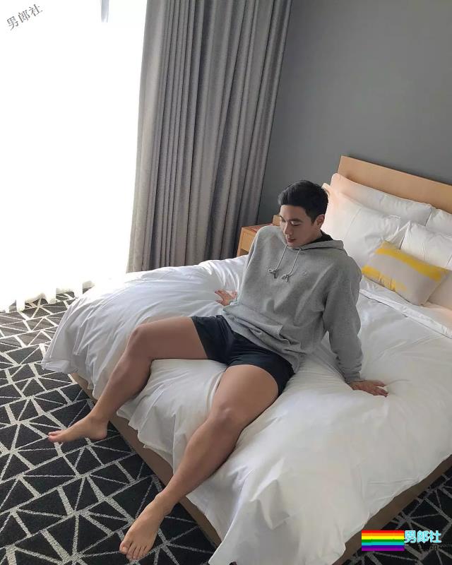 大胸肌叮当猫扒到了，在线晒翘臀，私底下太Sexxxxxy！ - 51虹马