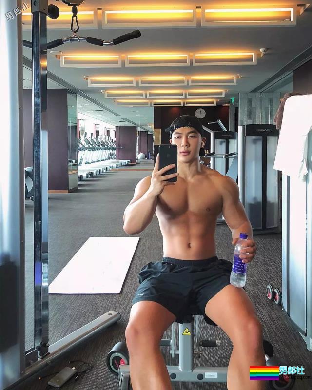 大胸肌叮当猫扒到了，在线晒翘臀，私底下太Sexxxxxy！ - 51虹马