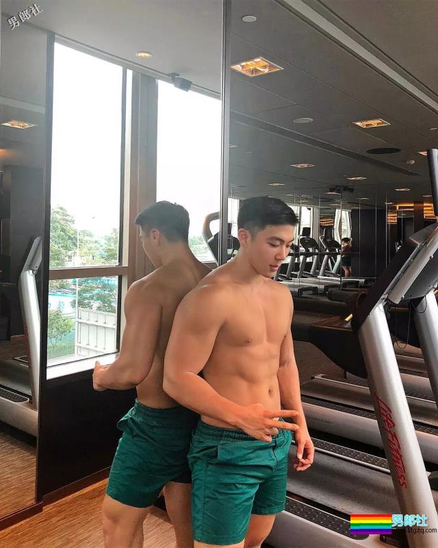 大胸肌叮当猫扒到了，在线晒翘臀，私底下太Sexxxxxy！ - 51虹马