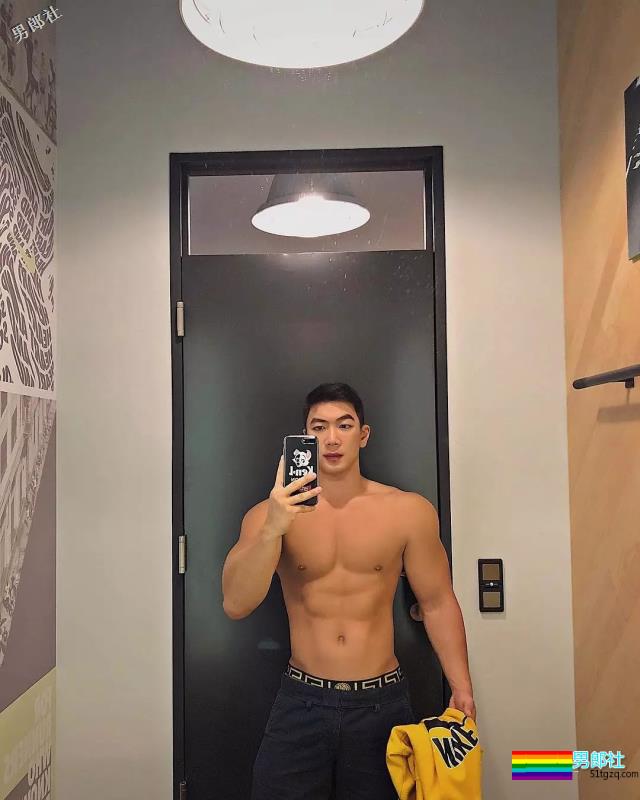 大胸肌叮当猫扒到了，在线晒翘臀，私底下太Sexxxxxy！ - 51虹马