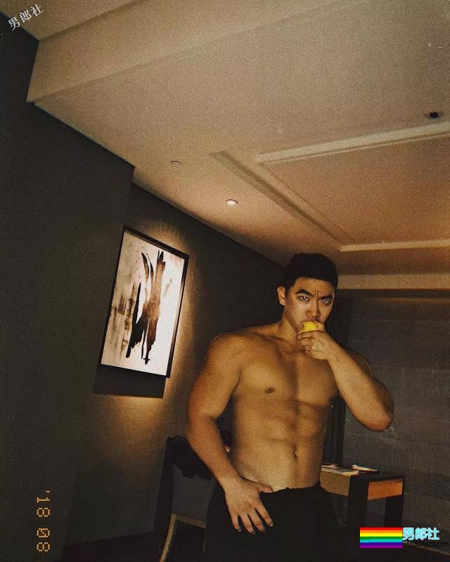 大胸肌叮当猫扒到了，在线晒翘臀，私底下太Sexxxxxy！ - 51虹马