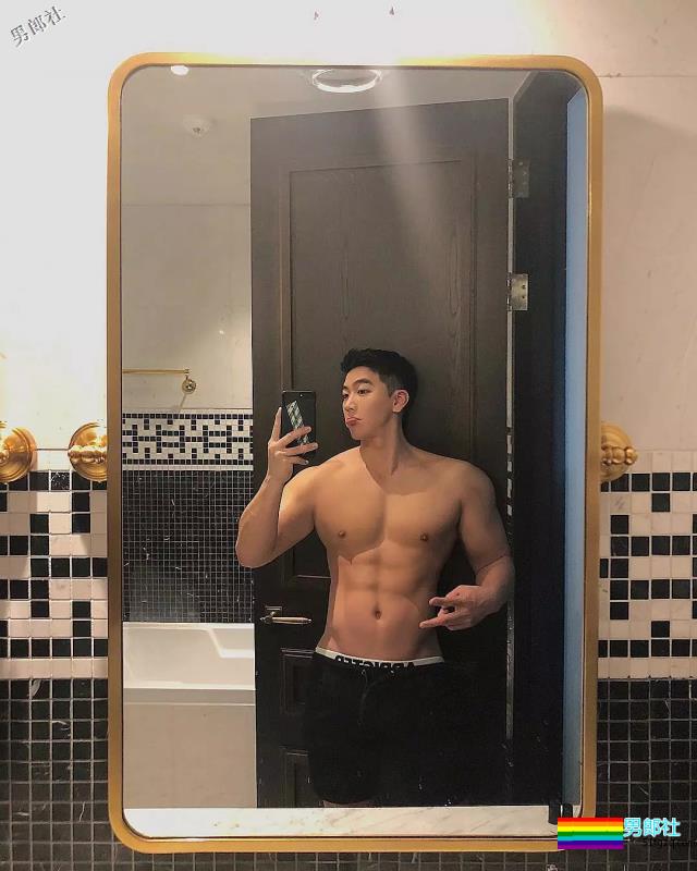 大胸肌叮当猫扒到了，在线晒翘臀，私底下太Sexxxxxy！ - 51虹马