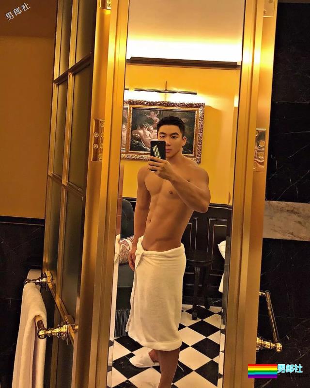 大胸肌叮当猫扒到了，在线晒翘臀，私底下太Sexxxxxy！ - 51虹马