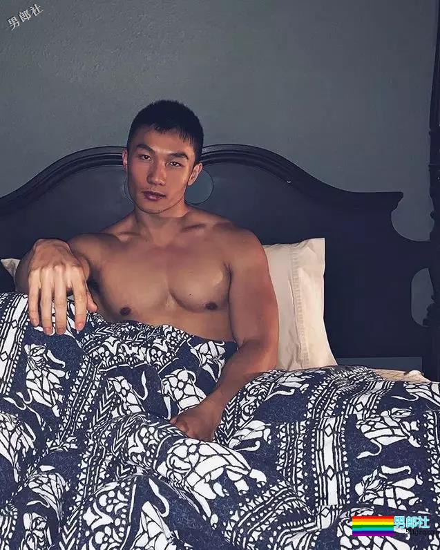 血洗朋友圈的樊野新宠，头枕大腿硬照已出。 - 51虹马