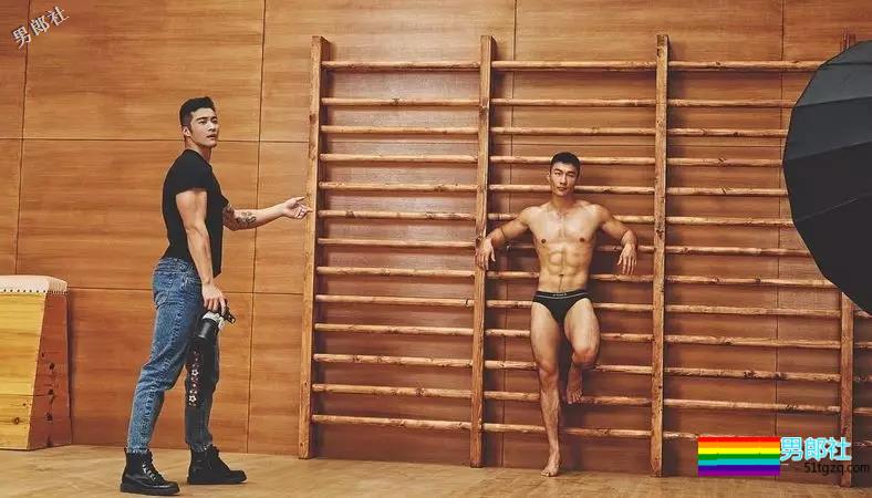 血洗朋友圈的樊野新宠，头枕大腿硬照已出。 - 51虹马