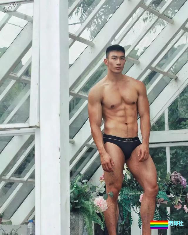 血洗朋友圈的樊野新宠，头枕大腿硬照已出。 - 51虹马