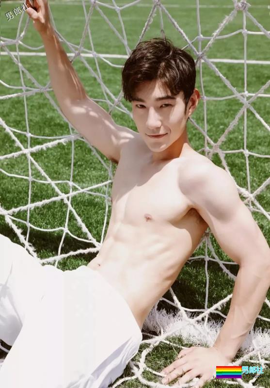 撸g专用国产帅气小鲜肉操场上演写真照-51虹马