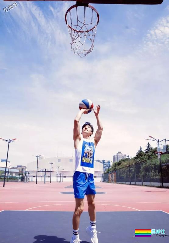 撸g专用国产帅气小鲜肉操场上演写真照 - 51虹马