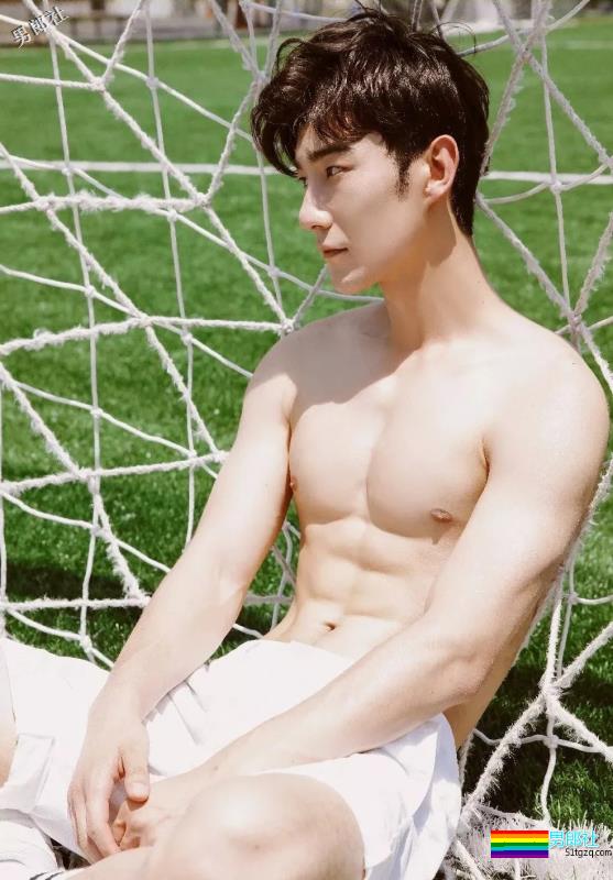 撸g专用国产帅气小鲜肉操场上演写真照 - 51虹马
