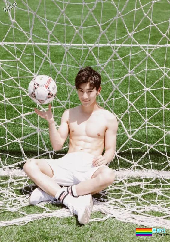 撸g专用国产帅气小鲜肉操场上演写真照 - 51虹马