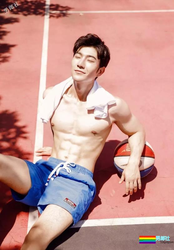 撸g专用国产帅气小鲜肉操场上演写真照 - 51虹马