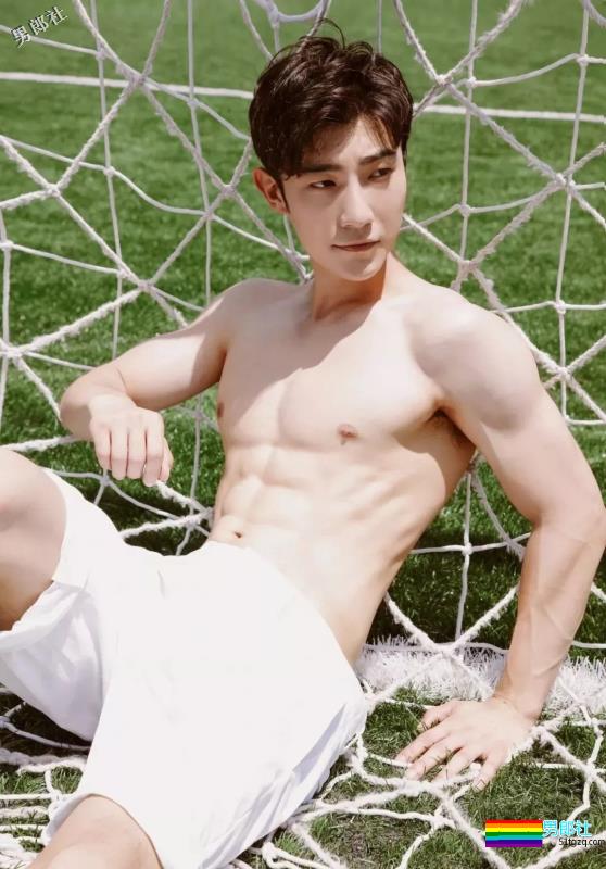 撸g专用国产帅气小鲜肉操场上演写真照 - 51虹马