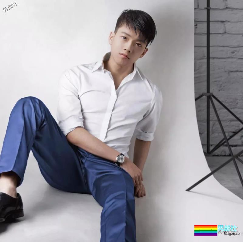 94年飞行员制服小奶狗，最想嫁的A&F签约男模，腹肌人鱼线圈粉又吸睛！ - 51虹马