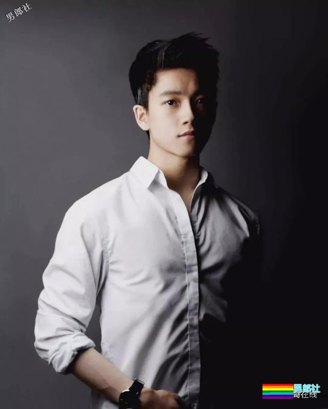 94年飞行员制服小奶狗，最想嫁的A&F签约男模，腹肌人鱼线圈粉又吸睛！ - 51虹马