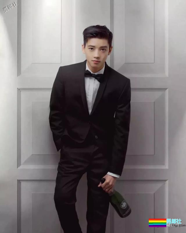 94年飞行员制服小奶狗，最想嫁的A&F签约男模，腹肌人鱼线圈粉又吸睛！ - 51虹马