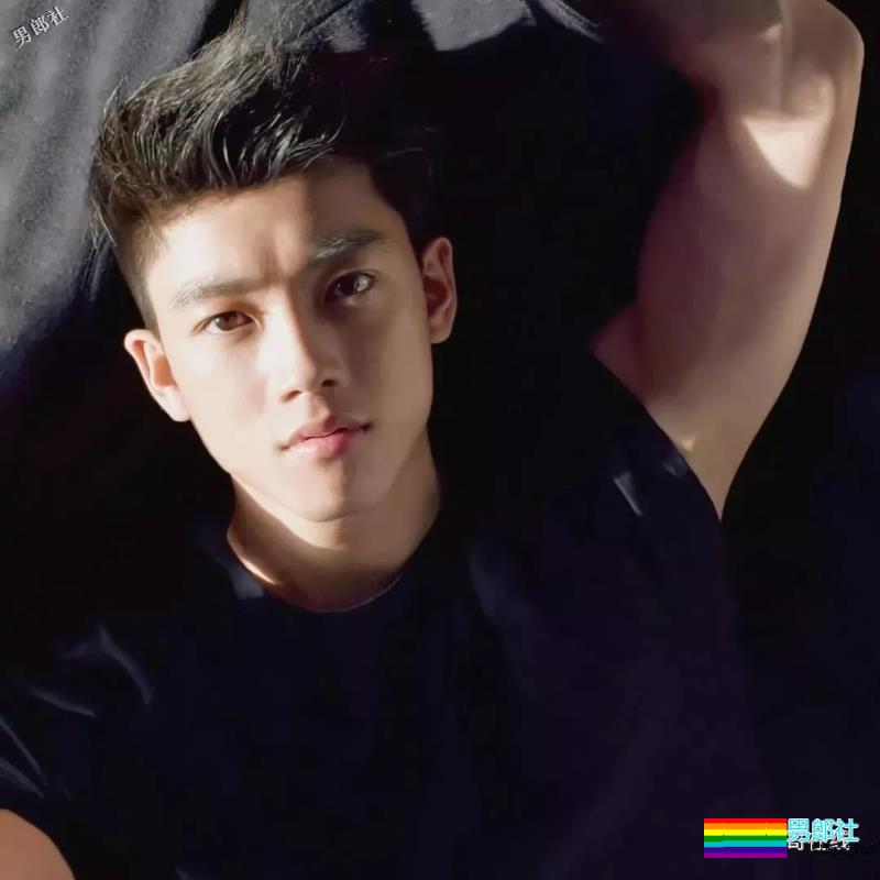 94年飞行员制服小奶狗，最想嫁的A&F签约男模，腹肌人鱼线圈粉又吸睛！ - 51虹马