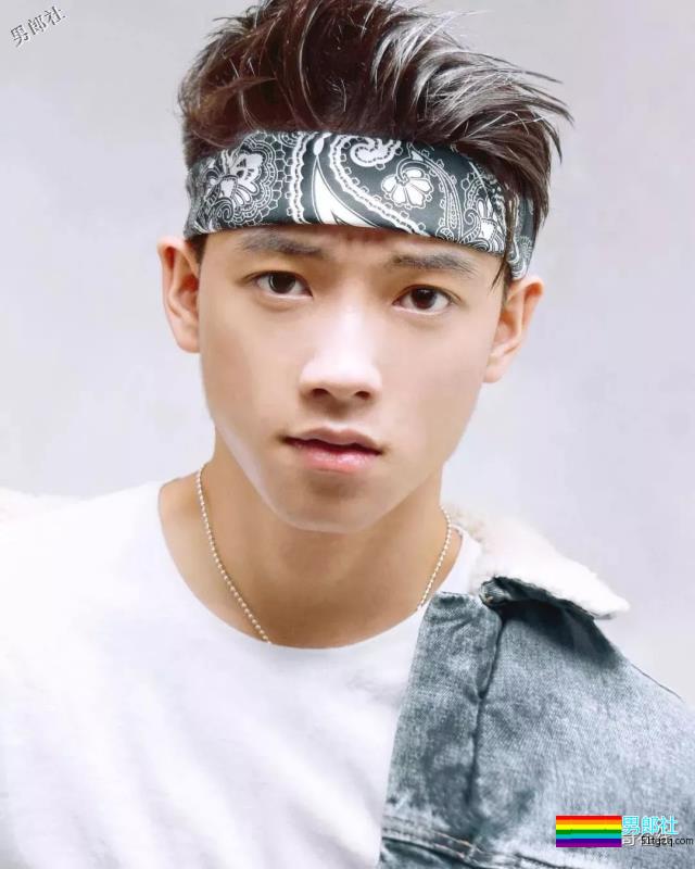 94年飞行员制服小奶狗，最想嫁的A&F签约男模，腹肌人鱼线圈粉又吸睛！ - 51虹马