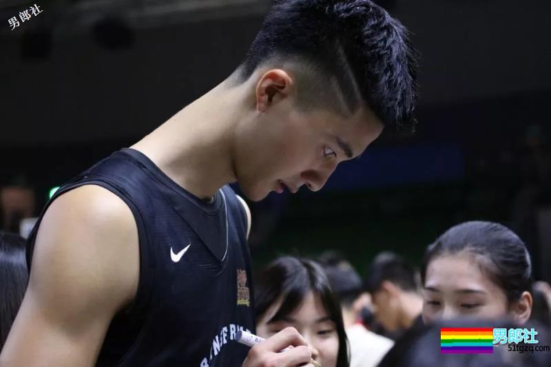 汕头大学篮球队颜值担当！2米05健身露内裤边 - 51虹马