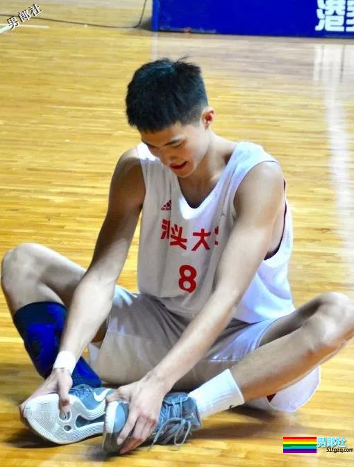 汕头大学篮球队颜值担当！2米05健身露内裤边 - 51虹马