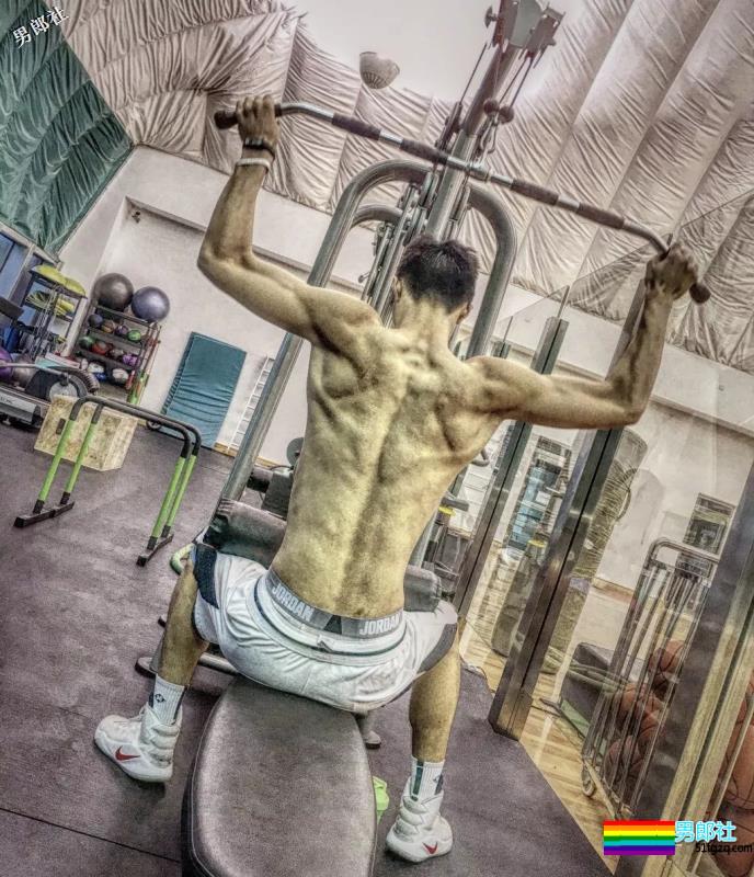 汕头大学篮球队颜值担当！2米05健身露内裤边 - 51虹马