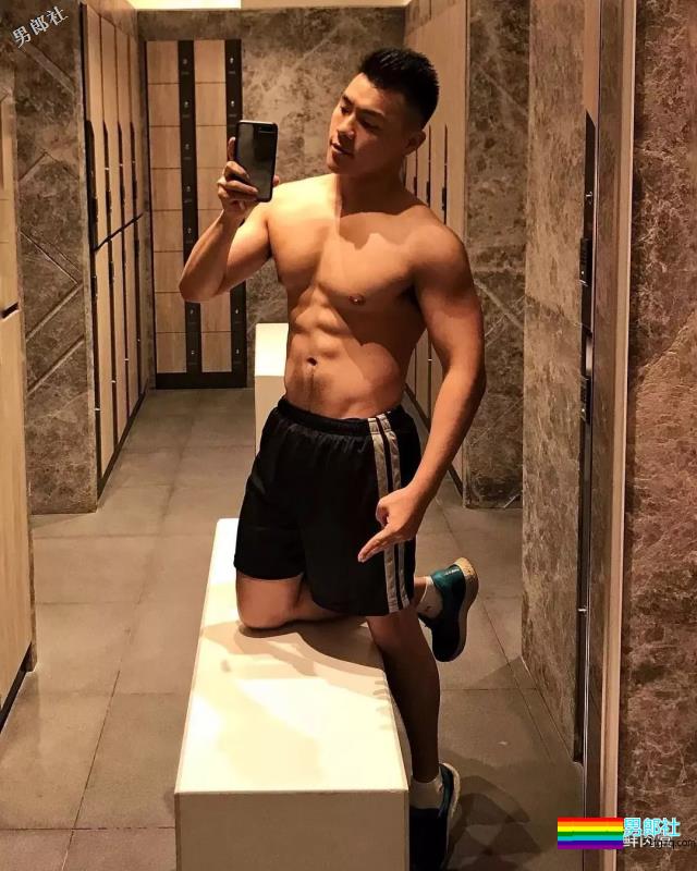 肌肉白袜男被疯狂盗图！他的博客更刺激！-51虹马