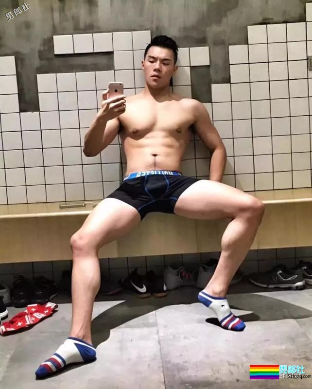 肌肉白袜男被疯狂盗图！他的博客更刺激！ - 51虹马