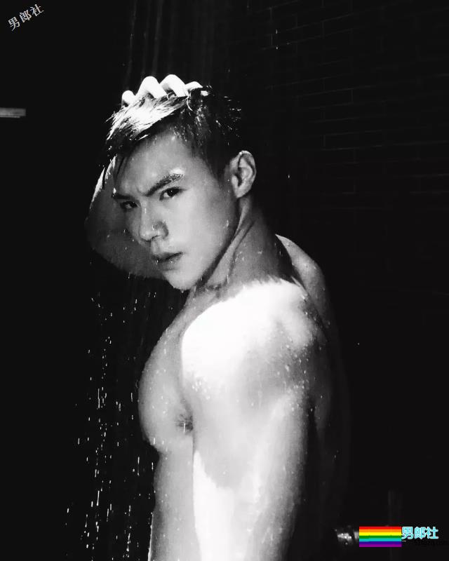 肌肉白袜男被疯狂盗图！他的博客更刺激！ - 51虹马