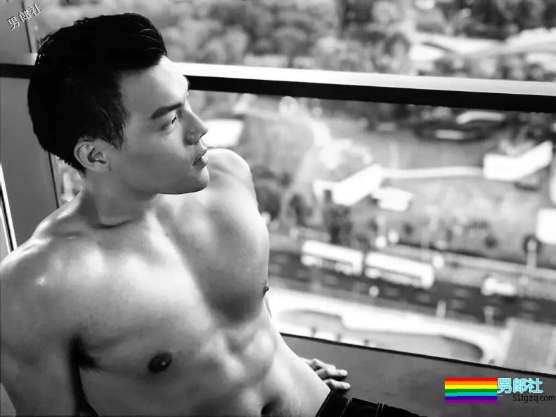 肌肉白袜男被疯狂盗图！他的博客更刺激！ - 51虹马