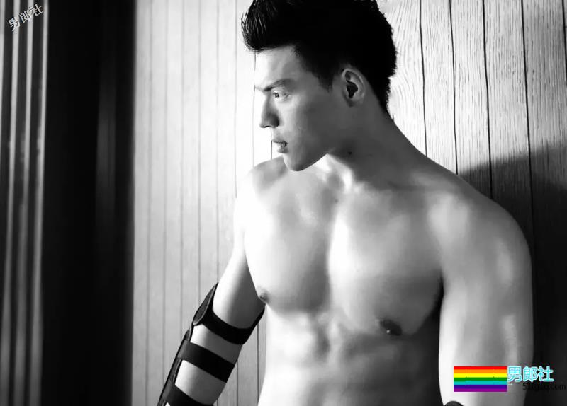 肌肉白袜男被疯狂盗图！他的博客更刺激！ - 51虹马