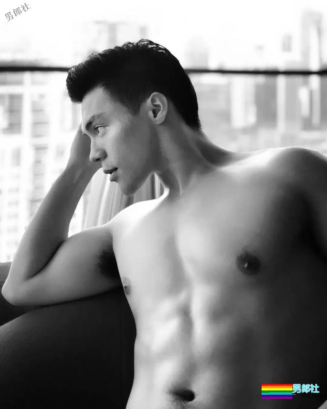 肌肉白袜男被疯狂盗图！他的博客更刺激！ - 51虹马