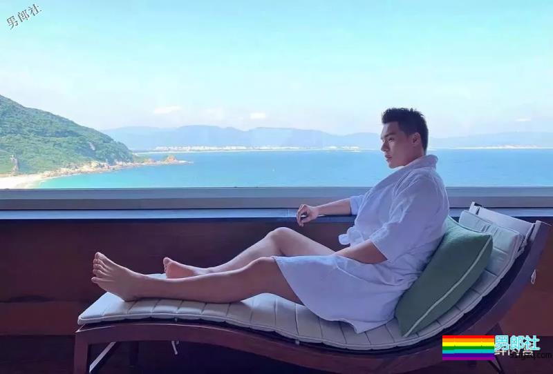 肌肉白袜男被疯狂盗图！他的博客更刺激！ - 51虹马