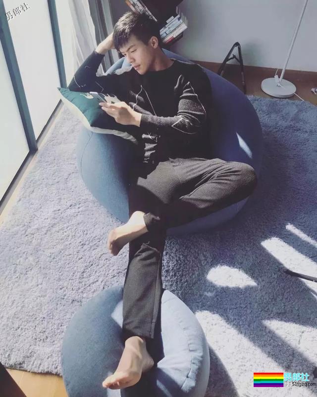 肌肉白袜男被疯狂盗图！他的博客更刺激！ - 51虹马