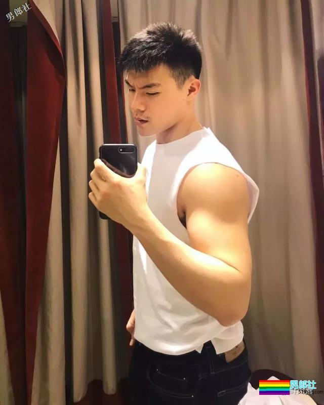 肌肉白袜男被疯狂盗图！他的博客更刺激！ - 51虹马