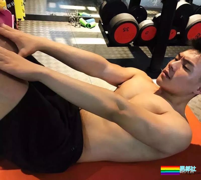 肌肉白袜男被疯狂盗图！他的博客更刺激！ - 51虹马