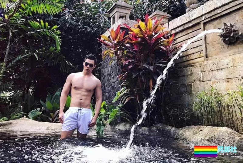 肌肉白袜男被疯狂盗图！他的博客更刺激！ - 51虹马