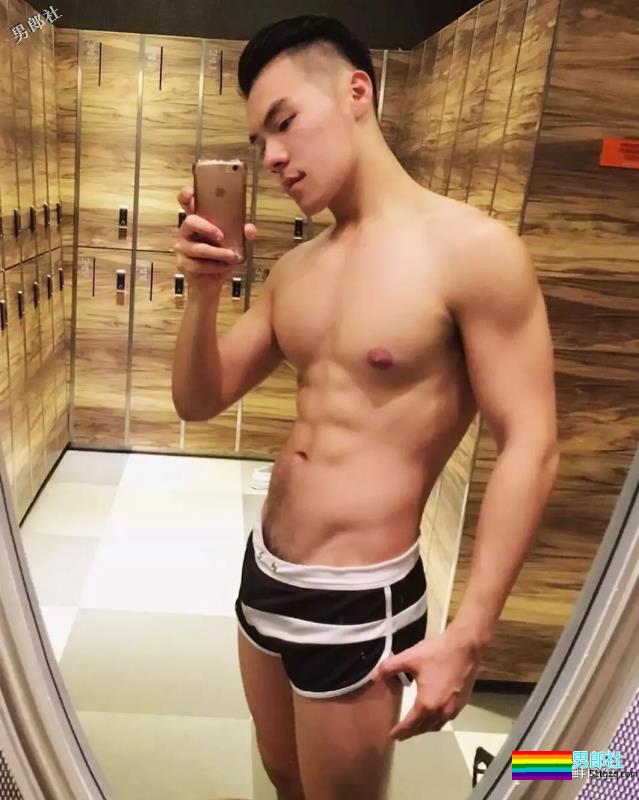 肌肉白袜男被疯狂盗图！他的博客更刺激！ - 51虹马