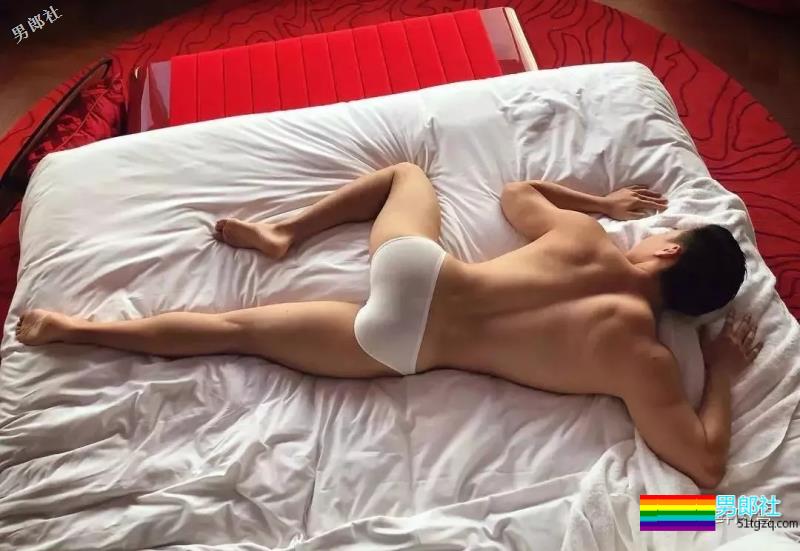 肌肉白袜男被疯狂盗图！他的博客更刺激！ - 51虹马