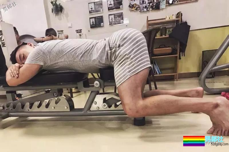 肌肉白袜男被疯狂盗图！他的博客更刺激！ - 51虹马